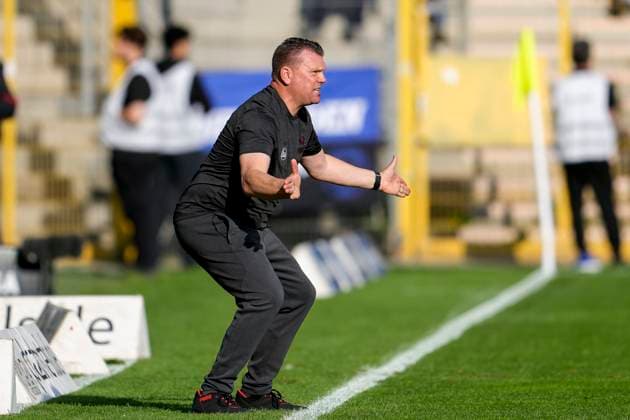 Uwe Koschinat coach, head coach, Essen , gives instructions, gestures, gesticulates with arms, cropped, full body, single image, single photo, action, action, 27 09 2025, Mannheim Germany , football, 3 Liga, SV Waldhof Mannheim Rot Weiss Essen, DFB DFL REGULATIONS PROHIBIT ANY USE OF PHOTOGRAPHS AS IMAGE SEQUENCES AND OR QUASI VIDEO xozx