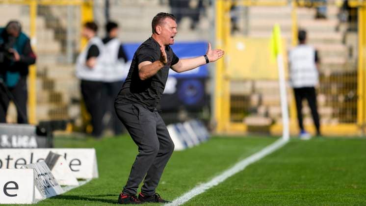 Uwe Koschinat coach, head coach, Essen , gives instructions, gestures, gesticulates with arms, cropped, full body, single image, single photo, action, action, 27 09 2025, Mannheim Germany , football, 3 Liga, SV Waldhof Mannheim Rot Weiss Essen, DFB DFL REGULATIONS PROHIBIT ANY USE OF PHOTOGRAPHS AS IMAGE SEQUENCES AND OR QUASI VIDEO xozx