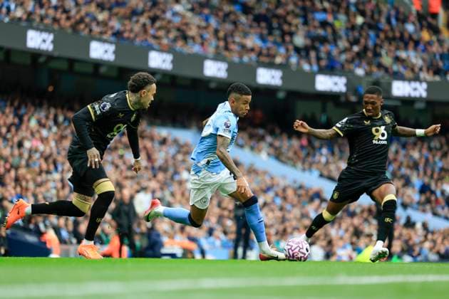 Manchester City v Burnley Premier League 27 09 2025. Savinho (26) of Manchester City runs with the ball ahead of the Premier League match between Manchester City and Burnley at the Etihad Stadium, Manchester, England on 27 September 2025. Manchester Etihad Stadium Manchester England Editorial use only DataCo restrictions apply See www.football-dataco.com , Copyright: xConorxMolloyx PSI-22920-0039