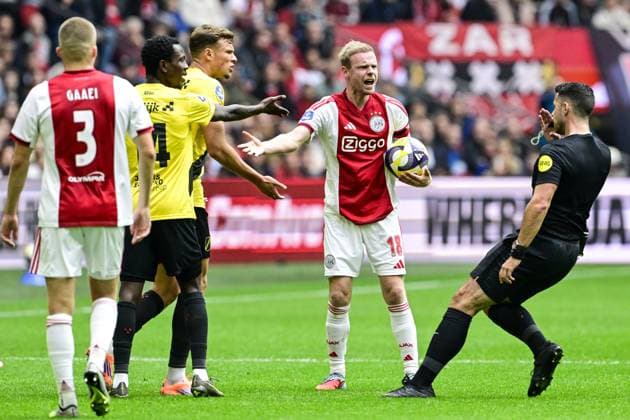 AMSTERDAM - (l-r) Kamal Sowah of NAC Breda, Sydney van Hooijdonk of NAC Breda, Davy Klaassen of Ajax, and referee Marc Nagtegaal during the Dutch Eredivisie match between AFC Ajax and NAC Breda at the Johan Cruijff ArenA on September 27, 2025, in Amsterdam, Netherlands. ANP OLAF KRAAK Eredivisie 2025 26 xVIxANPxSportx xxANPxIVx 537621474 originalFilename: 537621474.jpg