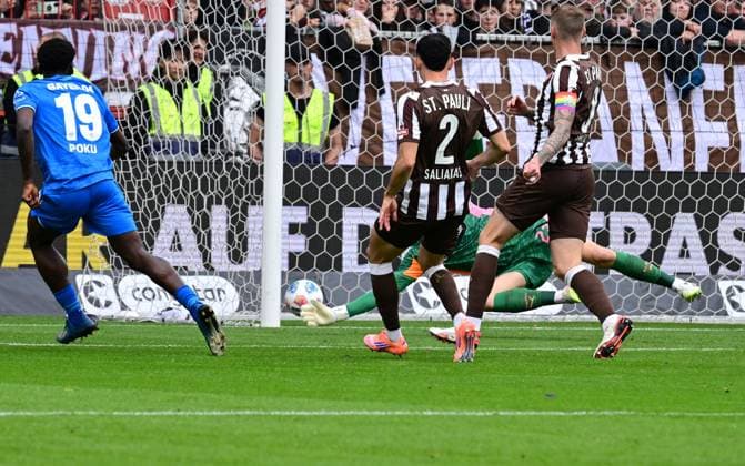 Soccer I Men I 1 Bundesliga l FC St Pauli Bayer 04 Leverkusen I 05 Matchday I Season 2025 2026 I St Pauli I 27 09 2025 I v l Poku Ernest Bayer04Leverkusen makes the 2 1 against Vasilj Nikola St Pauli , Sportplatz Millerntor Stadion, St Pauli Hamburg Germany