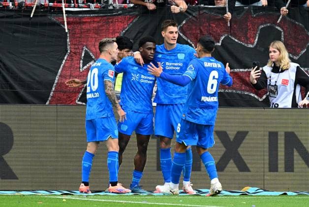 Soccer I Men I 1 Bundesliga l FC St Pauli Bayer 04 Leverkusen I 05 Matchday I Season 2025 2026 I St Pauli I 27 09 2025 I Bayer 04 Leverkusen Goal celebration to 2 1 v l Grimaldo Alejandro Bayer04Leverkusen , Goalscorer Poku Ernest Bayer04Leverkusen , Schick Patrik Bayer04Leverkusen , Fernandez Ezequiel Bayer04Leverkusen , Sportplatz Millerntor Stadion, St Pauli Hamburg Germany