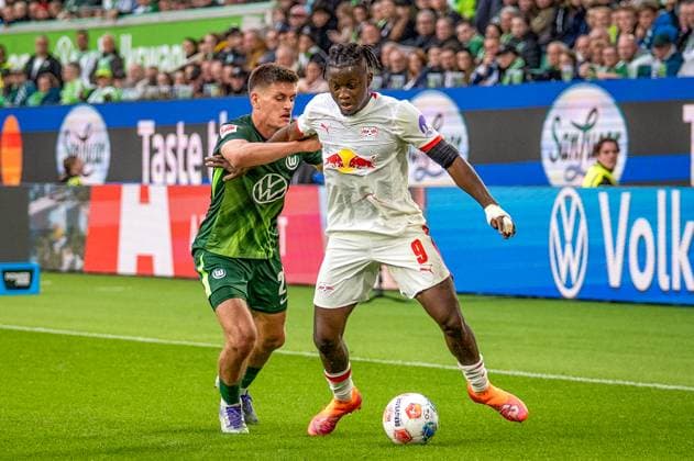 Germany Soccer 1 Bundesliga, Matchday 6 2025 2026, VfL Wolfsburg RB Leipzig on 27 09 2025 in Wolfsburg Volkswagen Arena Johan Bakayoko RB Leipzig 9 and Joakim Maehle VfL Wolfsburg 21 in a duel Copyright: xSvenxHeidmannx