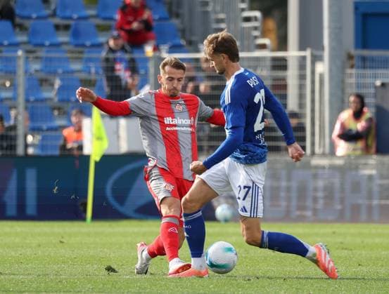 September 27, 2025, Como: US Cremonese s forward Jari Vandeputte in action against Como 1907 s defender Stefan Posch during the Italian Serie A soccer match Como 1907 vs US Cremonese at Giuseppe Sinigaglia stadium in Como, Italy, 27 September 2025, Italy, ANSA ROBERTO BREGANI. Serie A 2025-2026; Como 1907- US Cremonese  - ZUMAa110 20250927_zaf_a110_039 Copyright: xRobertoxBreganix