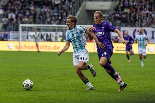 GER, 3 Liga, FC Erzgebirge Aue TSV 1860 Munich 27 09 2025, one Erzgebirge station, Aue, GER, 3 Liga, FC Erzgebirge Aue TSV 1860 Munich Clemens Lippmann TSV 1860 Munich 41 , Jannic Ehlers FC Erzgebirge Aue 24 Â Photo Alexander Trienitz nordphoto GmbH nordphotoxGmbHx xTrienitz nph00051