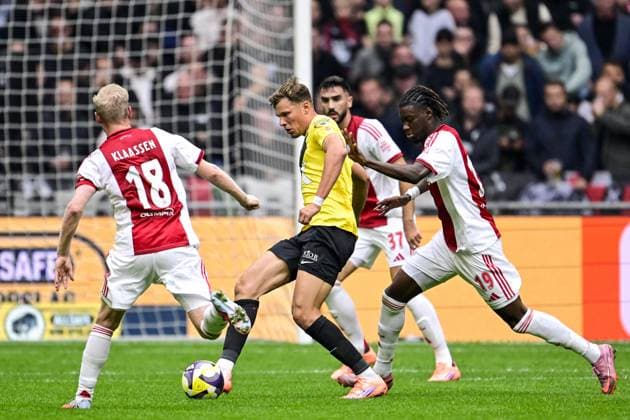AMSTERDAM - (l-r) Davy Klaassen of Ajax, Sydney van Hooijdonk of NAC Breda, Don-Angelo Konadu of Ajax during the Dutch Eredivisie match between AFC Ajax and NAC Breda at the Johan Cruijff ArenA on September 27, 2025, in Amsterdam, Netherlands. ANP OLAF KRAAK Eredivisie 2025 26 xVIxANPxSportx xxANPxIVx 537621525 originalFilename: 537621525.jpg