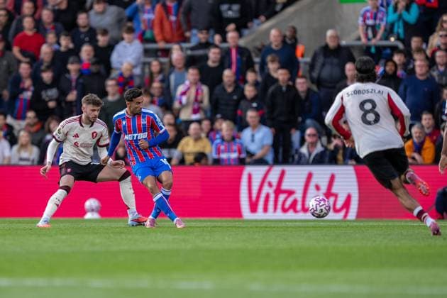 Crystal Palace v Liverpool Premier League 27 09 2025. Crystal Palace forward Yeremi Pino (10) passes the ball during the Premier League match between Crystal Palace and Liverpool at Selhurst Park, London, England on 27 September 2025. London Selhurst Park Greater London England Editorial use only DataCo restrictions apply See www.football-dataco.com , Copyright: xStephenxFlynnx PSI-22929-0028