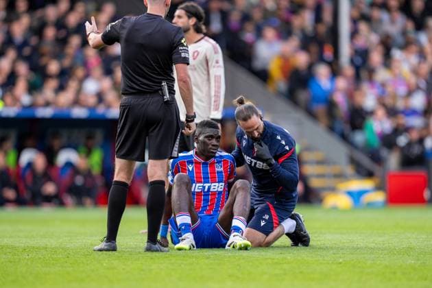 Crystal Palace v Liverpool Premier League 27 09 2025. Crystal Palace midfielder Ismaila Sarr (7) lies injured during the Premier League match between Crystal Palace and Liverpool at Selhurst Park, London, England on 27 September 2025. London Selhurst Park Greater London England Editorial use only DataCo restrictions apply See www.football-dataco.com , Copyright: xStephenxFlynnx PSI-22929-0038