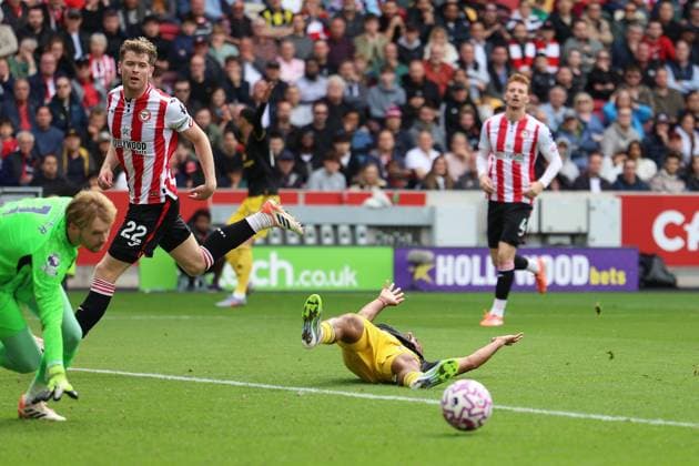 Brentford FC v Manchester United, ManU FC, Premier League Manchester United forward Bryan Mbeumo (19) is fouled by Brentford FC defender Nathan Collins (22) and concedes a penalty during the Brentford FC v Manchester United FC Premier League Match at the Gtech Community Stadium, London, England, United Kingdom on 27 September 2025 Credit: Sally Rawlins Every Second Media Editorial use only. All images are copyright Every Second Media Limited. No images may be reproduced without prior permission. All rights reserved. Premier League and Football League images are subject to licensing agreements with Football DataCo Limited. see https: www.football-dataco.com Copyright: xIMAGO EveryxSecondxMediax ESM-1597-0080 SallyxRawlinsx xEveryxSecondxMediax