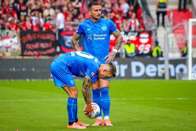 Germany Soccer Bundesliga 2025 26, 5 Matchday FC St Pauli vs Bayer 04 Leverkusen Millerntor Stadion Hamburg Ãlex Grimaldo Alex Grimaldo Alex Grimaldo Bayer 04 Leverkusen, 20 Aleix Garcia Aleix Garcia Bayer 04 Leverkusen, 24 Hamburg Copyright: xAymanxAlahmedx