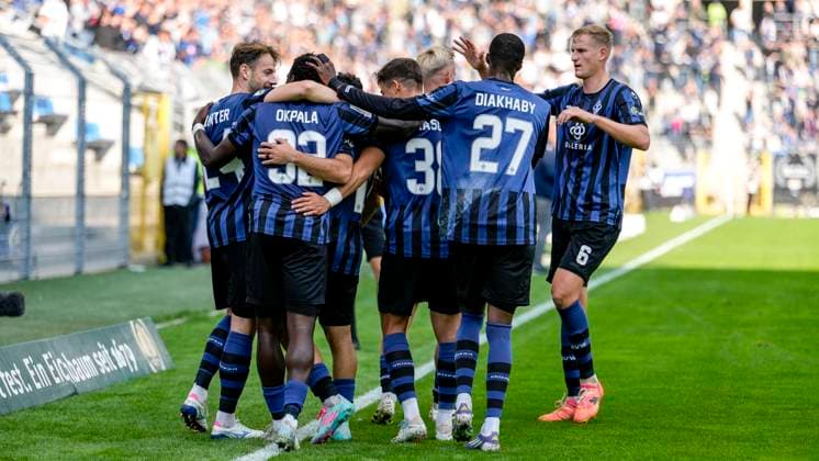 Players of SV Waldhof Mannheim SVWM , cheer about the goal to 2 0, jubilation, goal celebration, celebrate the goal, goal, celebration, cheers about the goal, rejoicing, joy, rejoices, optimistic, positive, Game Scene, Highlight, Action, Action, 27 09 2025, Mannheim Germany , Soccer, 3 Liga, SV Waldhof Mannheim Rot Weiss Essen, DFB DFL REGULATIONS PROHIBIT ANY USE OF PHOTOGRAPHS AS IMAGE SEQUENCES AND OR QUASI VIDEO xozx