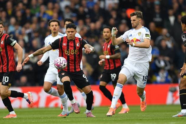 Leeds United v Bournemouth Premier League 27 09 2025. Bournemouth forward Evanilson (9) and Leeds United midfielder Anton Stach (18) during the Premier League match between Leeds United and Bournemouth at Elland Road, Leeds, England on 27 September 2025. Leeds Elland Road West Yorkshire England Editorial use only DataCo restrictions apply See www.football-dataco.com , Copyright: xIanxLyallx PSI-22912-0011