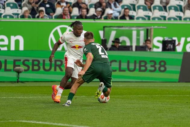 Germany Soccer 1 Bundesliga, Matchday 6 2025 2026, VfL Wolfsburg RB Leipzig on 27 09 2025 in Wolfsburg Volkswagen Arena Johan Bakayoko RB Leipzig 9 in duel with Joakim Maehle VfL Wolfsburg 21 Copyright: xSvenxHeidmannx