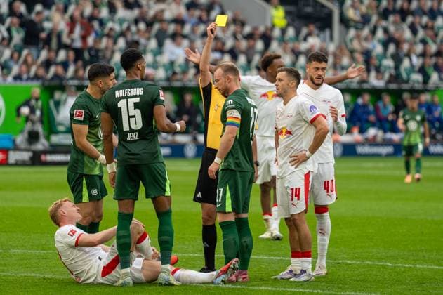 Germany Soccer 1 Bundesliga, Matchday 6 2025 2026, VfL Wolfsburg RB Leipzig on 27 09 2025 in Wolfsburg Volkswagen Arena Yellow card for Maximilian Arnold VfL Wolfsburg 27 Copyright: xSvenxHeidmannx