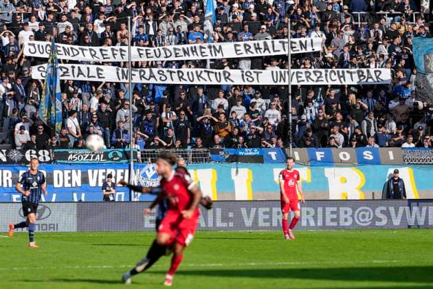 The fans of SV Waldhof Mannheim show a banner in the fan curve, banner with the inscription Jugendtreff Feudenheim erhalten, Soziale Infrastruktur ist unverzichtbar, Fans, Ultras Publikum, Zuschauer, Stimmung, Atmosphäre, Stadion, Protest, Protestaktion, protest, Aktion, Action, 27 09 2025, Mannheim Deutschland , Fußball, 3 Liga, SV Waldhof Mannheim Rot Weiss Essen, DFB DFL REGULATIONS PROHIBIT ANY USE OF PHOTOGRAPHS AS IMAGE SEQUENCES AND OR QUASI VIDEO xozx