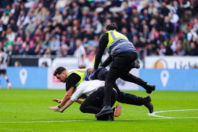 Flitzer auf Spielfeld GER, FC St Pauli vs Bayer 04 Leverkusen, Football, 1 Bundesliga, Matchday 5, Season 2025 2026, 27 09 2025 DFL REGULATIONS PROHIBIT ANY USE OF PHOTOGRAPHS AS IMAGE SEQUENCES AND OR QUASI VIDEO GER, FC St Pauli vs Bayer 04 Leverkusen, Football, 1 Bundesliga, Matchday 5, Season 2025 2026, 27 09 2025 Hamburg Copyright: xEibner-Pressefoto MarcelxvonxFehrnx EP_MFN