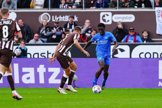 Hauke Wahl FC St Pauli, 05 , Ernest Poku Bayer 04 Leverkusen, 19 GER, FC St Pauli vs Bayer 04 Leverkusen, Football, 1 Bundesliga, Matchday 5, Season 2025 2026, 27 09 2025 DFL REGULATIONS PROHIBIT ANY USE OF PHOTOGRAPHS AS IMAGE SEQUENCES AND OR QUASI VIDEO GER, FC St Pauli vs Bayer 04 Leverkusen, Football, 1 Bundesliga, Matchday 5, Season 2025 2026, 27 09 2025 Hamburg Copyright: xEibner-Pressefoto MarcelxvonxFehrnx EP_MFN