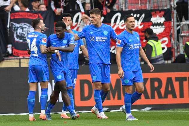 GER 1 FBL, FC St Pauli vs Bayer 04 Leverkusen 27 09 2025, Millerntorstadion, Hamburg, GER 1 FBL, FC St Pauli vs Bayer 04 Leverkusen in picture Ernest Poku Leverkusen 19 scores the goal to make it 2 1 for Leverkusen and cheers with the team nordphotoxGmbH xWitke nph00002