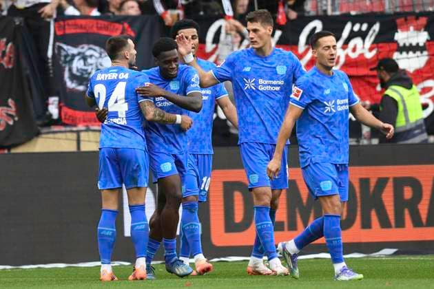 GER 1 FBL, FC St Pauli vs Bayer 04 Leverkusen 27 09 2025, Millerntorstadion, Hamburg, GER 1 FBL, FC St Pauli vs Bayer 04 Leverkusen in picture Ernest Poku Leverkusen 19 scores the goal to make it 2 1 for Leverkusen and cheers with the team nordphotoxGmbH xWitke nph00002