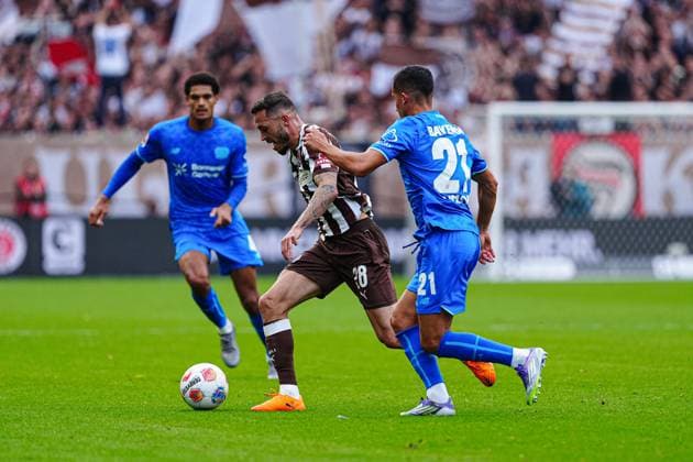 Mathias Pereira Lage FC St Pauli, 28 , Lucas Vazquez Bayer 04 Leverkusen, 21 GER, FC St Pauli vs Bayer 04 Leverkusen, Football, 1 Bundesliga, Matchday 5, Season 2025 2026, 27 09 2025 DFL REGULATIONS PROHIBIT ANY USE OF PHOTOGRAPHS AS IMAGE SEQUENCES AND OR QUASI VIDEO GER, FC St Pauli vs Bayer 04 Leverkusen, Football, 1 Bundesliga, Matchday 5, Season 2025 2026, 27 09 2025 Hamburg Copyright: xEibner-Pressefoto MarcelxvonxFehrnx EP_MFN