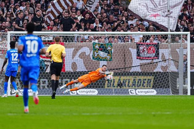 Mark Flekken Bayer 04 Leverkusen, 01 haelt Torschuss Torchance Danel Sinani FC St Pauli, 10 GER, FC St Pauli vs Bayer 04 Leverkusen, Football, 1 Bundesliga, Matchday 5, Season 2025 2026, 27 09 2025 DFL REGULATES PROHIBIT ANY USE OF PHOTOGRAPHS AS IMAGE SEQUENCES AND OR QUASI VIDEO GER, FC St Pauli vs Bayer 04 Leverkusen, Football, 1 Bundesliga, Matchday 5, Season 2025 2026, 27 09 2025 Hamburg Copyright: xEibner-Pressefoto MarcelxvonxFehrnx EP_MFN