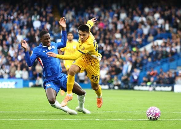 Sport Bilder des Tages Diego Gomez of Brighton & Hove Albion is fouled by Trevoh Chalobah of Chelsea - red card given Chelsea v Brighton and Hove Albion, Premier League, Football, Stamford Bridge, London, UK - 27 Sep 2025London Stamford Bridge United Kingdom EDITORIAL USE ONLY No use with unauthorised audio, video, data, fixture lists, club league logos or live services. Online in-match use limited to 120 images, no video emulation. No use in betting, games or single club league player publications.  Copyright: xMichaelxZemanek Shutterstockx 15503910y