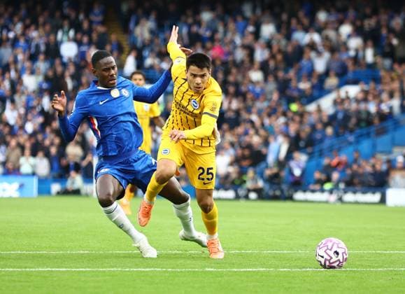 Diego Gomez of Brighton & Hove Albion is fouled by Trevoh Chalobah of Chelsea - red card given Chelsea v Brighton and Hove Albion, Premier League, Football, Stamford Bridge, London, UK - 27 Sep 2025London Stamford Bridge United Kingdom EDITORIAL USE ONLY No use with unauthorised audio, video, data, fixture lists, club league logos or live services. Online in-match use limited to 120 images, no video emulation. No use in betting, games or single club league player publications.  Copyright: xMichaelxZemanek Shutterstockx 15503910x