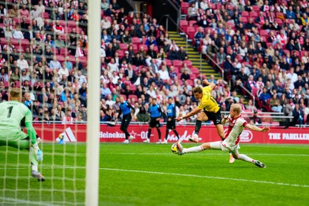 AMSTERDAM, 27-09-2025, Johan Cruijff ArenA , season 2025 2026 , Dutch Eredivisie Football . Match between Ajax and NAC Breda , Picture shows NAC Breda player Sydney van Hooijdonk and Ajax player Davy Klaassen Ajax - NAC  x31221539x Copyright: