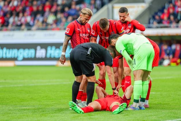 Team 1 FC Heidenheim take care of Tim Siersleben 4, 1 FC Heidenheim at the match between 1 FC Heidenheim v FC Augsburg, Football, Men, Bundesliga, 2025 2026, 5 Matchday on 27 09 2025 in Heidenheim an der Brenz, Voith Arena DFL and DFB regulations prohibit any use of photographs as image sequences and or quasi video Baden Württemberg Germany