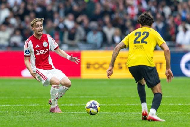 AMSTERDAM , 27-09-2025 , Johan Cruyff ArenA , season 2025 2026 , Dutch Eredivisie football . Match between Ajax and NAC Breda , Picture shows Ajax player Kenneth Taylor and NAC Breda player Rio Hillen. Ajax - NAC  x31221710x Copyright: