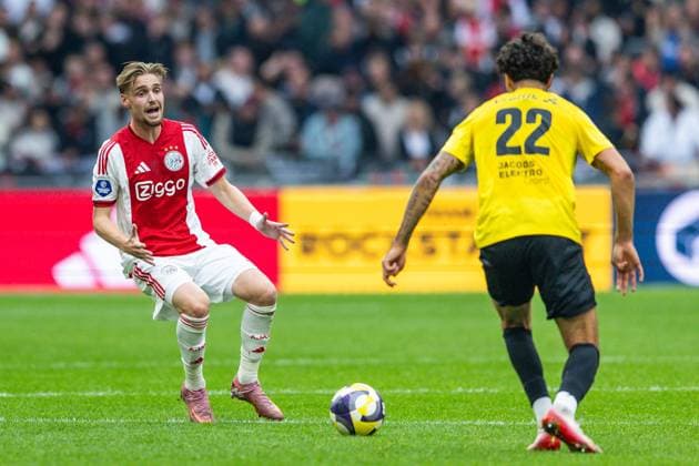 AMSTERDAM , 27-09-2025 , Johan Cruyff ArenA , season 2025 2026 , Dutch Eredivisie football . Match between Ajax and NAC Breda , Picture shows Ajax player Kenneth Taylor and NAC Breda player Rio Hillen. Ajax - NAC  x31221714x Copyright: