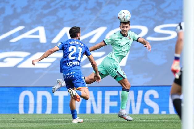 September 27, 2025, Getafe, Madrid, Spain: Juan Iglesias of Getafe CF and Matias Moreno of Levante UD in action during the Spanish League, LaLiga EA Sports, football match played between Getafe CF and Levante UD at Coliseum stadium on September 27, 2025, in Getafe, Madrid, Spain. Getafe Spain - ZUMAa181 20250927_zaa_a181_100 Copyright: xIrinaxR.xHipolitox