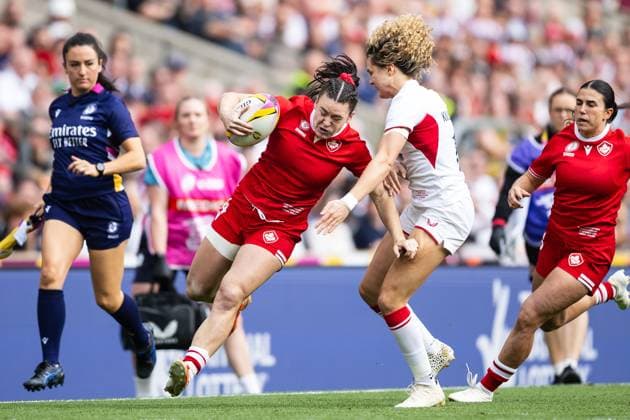Canada Women v England Women Women s Rugby World Cup 2025 27 09 2025. Final Alysha Corrigan of Canada under pressure from Ellie Kildunne of England during the Women s Rugby World Cup 2025 Final match between Canada Women and England Women at Allianz Stadium, Twickenham, Richmond, United Kingdom on 27 September 2025. Richmond Allianz Stadium London United Kingdom Editorial use only , Copyright: xSimonxKingx PSI-22918-0023