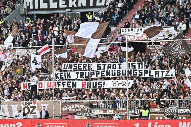 GER 1 FBL, FC St Pauli vs Bayer 04 Leverkusen 27 09 2025, Millerntorstadion, Hamburg, GER 1 FBL, FC St Pauli vs Bayer 04 Leverkusen in the picture Feature the fans of Pauli show posters nordphotoxGmbH xWitke nph00002