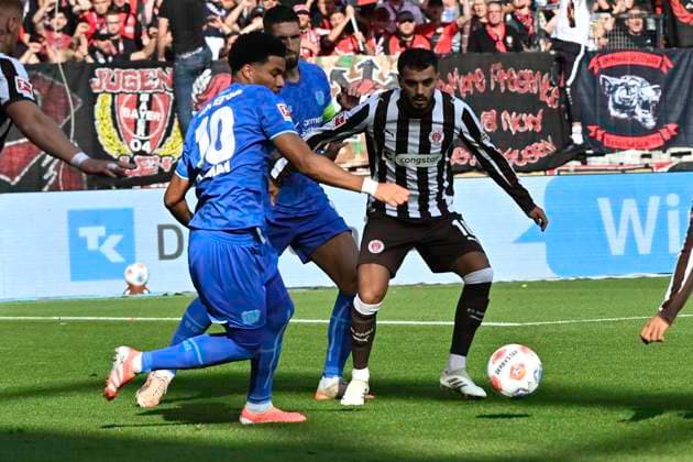 GER 1 FBL, FC St Pauli vs Bayer 04 Leverkusen 27 09 2025, Millerntorstadion, Hamburg, GER 1 FBL, FC St Pauli vs Bayer 04 Leverkusen in the picture Danel Sinani Pauli 10 tries to assert himself Malik Tillman Leverkusen 10 nordphotoxGmbH xWitke nph00002