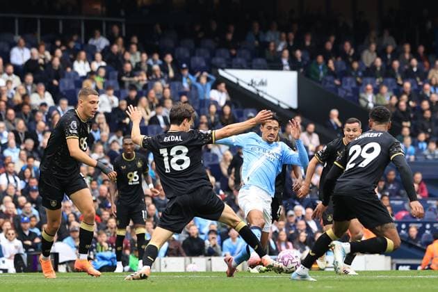 27th September 2025; Etihad Stadium, Manchester, England; Premier League Football, Manchester City versus Burnley; Tijani Reijnders of Manchester City runs at the Burnley defence  DavidxBlunsden