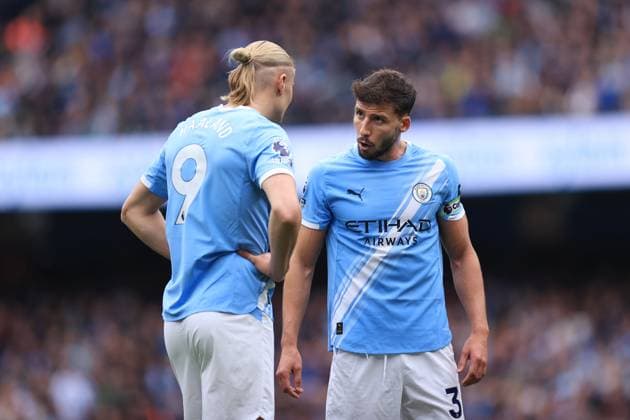 Fußball Premier League Manchester City gegen Burnley 27. September 2025 Premier League Manchester City gegen Burnley Ruben Dias von Manchester City spricht mit Erling Haaland von Manchester City Foto Simon Stacpoole Abseits Manchester UK  Copyright: xSimonxStacpoolexOffside