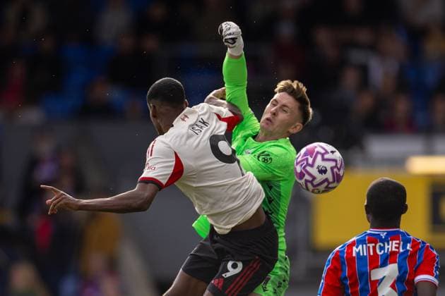 Football - FA Premier League - Crystal Palace FC v Liverpool FC LONDON, ENGLAND - Saturday, September 27, 2025: Liverpool s Florian Wirtz is challenged by Crystal Palace s goalkeeper Dean Henderson in the air during the FA Premier League match between Crystal Palace FC and Liverpool FC at Selhurst Park. (Photo by David Rawcliffe Propaganda) LONDON Selhurst Park GREATER LONDON ENGLAND  Copyright: xDavidxRawcliffex P2025-09-27-Crystal_Palace_Liverpool-94