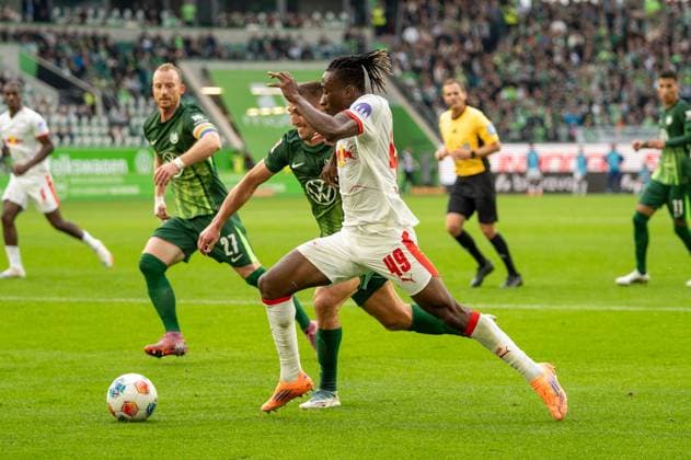 Germany Soccer 1 Bundesliga, Matchday 6 2025 2026, VfL Wolfsburg RB Leipzig on 27 09 2025 in Wolfsburg Volkswagen Arena Yan Diomande RB Leipzig 49 in duel with Kilian Fischer VfL Wolfsburg 2 Copyright: xSvenxHeidmannx