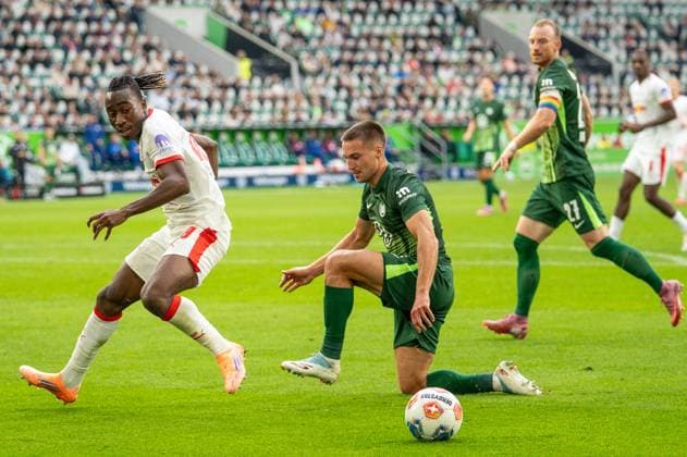Germany Soccer 1 Bundesliga, Matchday 6 2025 2026, VfL Wolfsburg RB Leipzig on 27 09 2025 in Wolfsburg Volkswagen Arena Yan Diomande RB Leipzig 49 in duel with Kilian Fischer VfL Wolfsburg 2 Copyright: xSvenxHeidmannx