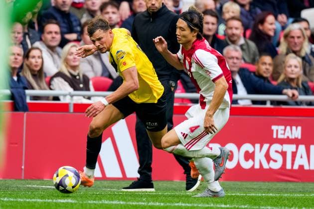 AMSTERDAM, 27-09-2025, Johan Cruijff ArenA , season 2025 2026 , Dutch Eredivisie Football . Match between Ajax and NAC Breda , Picture shows NAC Breda player Sydney van Hooijdonk and Ajax player Ko Itakura Ajax - NAC  x31221843x Copyright: