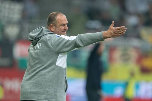 Frank Schmidt FC Heidenheim, Head Coach , Gesture, gestures, GER, 1 FC Heidenheim vs FC Augsburg, Football, Bundesliga, Matchday 5, Season 2025 2026, 27 09 2025, DFL DFB REGULATIONS PROHIBIT ANY USE OF PHOTOGRAPHS AS IMAGE SEQUENCES AND OR QUASI VIDEO, GER, 1 FC Heidenheim vs FC Augsburg, Football, Bundesliga, Matchday 5, Season 2025 2026, 27 09 2025 Heidenheim Copyright: xEibner-Pressefotox EP_EER