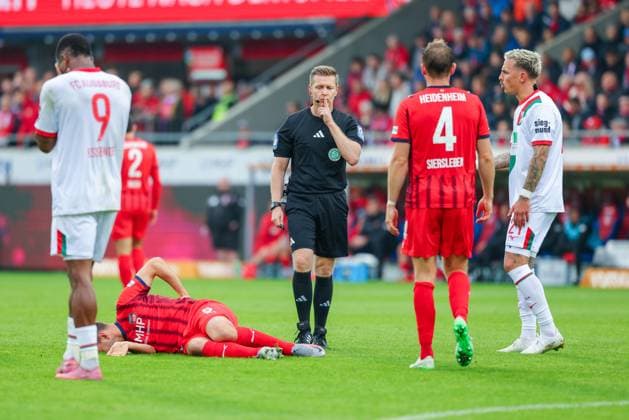 Tobias Welz Referee admonishes Phillip Tietz 21, FC Augsburg to remain calm during the match between 1 FC Heidenheim v FC Augsburg, Football, Men, Bundesliga, 2025 2026, Matchday 5 on 27 09 2025 in Heidenheim an der Brenz, Voith Arena DFL and DFB regulations prohibit any use of photographs as image sequences and or quasi video Baden Württemberg Germany