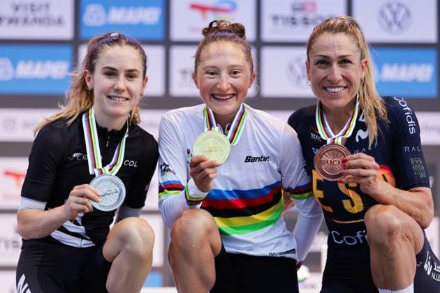 2025 UCI Road World Championships Picture by Alex Whitehead SWpix.com - 27 09 2025 - Cycling - 2025 UCI Road World Championships - Kigali Convention Centre, Kigali, Rwanda - Women Elite Road Race Podium - Magdeleine Vallieres (Canada) receiving the Gold Medal to become World Champion with Niamh Fisher-Black (New Zealand) receiving the Silver Medal and Mavi Garcia (Spain) receiving the Bronze Medal Copyright: x xSWpix.comx(t axPhotographyxHubxLtd)xAlexxWhitehead SWpix.comx SWP-3030-8232