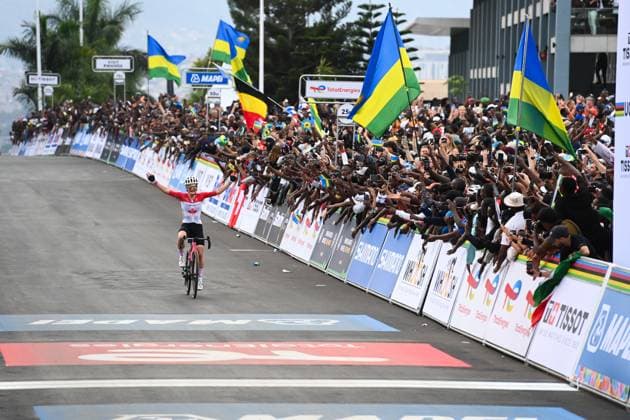 2025 UCI Road World Championships Picture by Simon Wilkinson SWpix.com - 27 09 2025 - Cycling - 2025 UCI Road World Championships - Kigali Convention Centre, Kigali, Rwanda - Women Elite Road Race - Magdeleine Vallieres (Canada) Wins the Women Elite Road Race World Championship, WM, Weltmeisterschaft Copyright: x xSWpix.comx(t axPhotographyxHubxLtd)xSimonxWilkinson SWpix.comx SWP-3030-8235