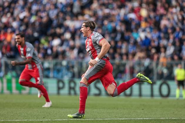 Como 1907 v US Cremonese - Serie A Federico Baschirotto of US Cremonese celebrates after scoring a goal during the Serie A football match between Como 1907 and US Cremonese in Como, Italy, on September 27, 2025, at Stadio Giuseppe Sinigaglia. Como Italy  Copyright: xEmanuelexComincinix originalFilename:comincini-como1907250927_npApz.jpg