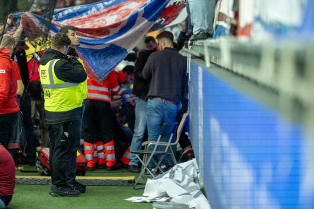 An ultra of FC Heidenheim has fallen from the fence of the Suedkurve and has to be treated, GER, 1 FC Heidenheim vs FC Augsburg, Football, Bundesliga, Matchday 5, Season 2025 2026, 27 09 2025, DFL DFB REGULATES PROHIBIT ANY USE OF PHOTOGRAPHS AS IMAGE SEQUENCES AND OR QUASI VIDEO, GER, 1 FC Heidenheim vs FC Augsburg, Football, Bundesliga, Matchday 5, Season 2025 2026, 27 09 2025 Heidenheim Copyright: xEibner-Pressefotox EP_EER