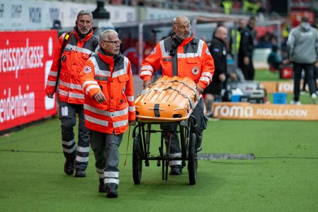 An ultra of FC Heidenheim has fallen from the fence of the Suedkurve and has to be treated, GER, 1 FC Heidenheim vs FC Augsburg, Football, Bundesliga, Matchday 5, Season 2025 2026, 27 09 2025, DFL DFB REGULATES PROHIBIT ANY USE OF PHOTOGRAPHS AS IMAGE SEQUENCES AND OR QUASI VIDEO, GER, 1 FC Heidenheim vs FC Augsburg, Football, Bundesliga, Matchday 5, Season 2025 2026, 27 09 2025 Heidenheim Copyright: xEibner-Pressefotox EP_EER