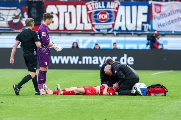 Supervisors take care of Jan Schoeppner 3 1FC Heidenheim 1846 , with Referee Referee Tobias Welz and Finn Dahmen 1 FC Augsburg , 1 FC Heidenheim 1846 vs FC Augsburg, DFL, Bundesliga, Season 2025 2026, Voith Arena, Hinrunde, 5 Spieltag, 27 09 2025 DFB regulations prohibit any use of photographs as image sequences and or quasi video Heidenheim Baden Wuerttemberg Germany Copyright: xkolbert-press MartinxAgüerax