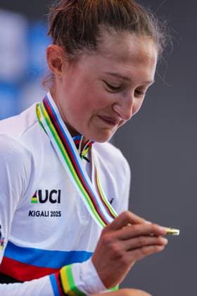 2025 UCI Road World Championships Picture by Alex Whitehead SWpix.com - 27 09 2025 - Cycling - 2025 UCI Road World Championships - Kigali Convention Centre, Kigali, Rwanda - Women Elite Road Race Podium - Magdeleine Vallieres (Canada) receiving the Gold Medal to become World Champion Copyright: x xSWpix.comx(t axPhotographyxHubxLtd)xAlexxWhitehead SWpix.comx SWP-3030-8257